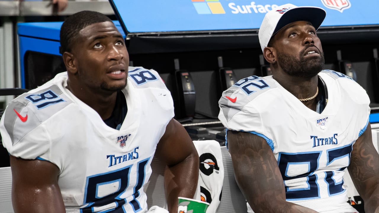 Nashville TN, USA. 20th Oct, 2019. USA Tennessee Titans offensive tackle  Taylor Lewan (77) celebrates with Tennessee Titans center Ben Jones (60) on  the win during a game between the Los Angeles