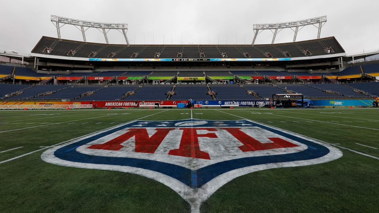 Orlando, Florida, USA. 27th Jan, 2019. AFC offensive tackle Taylor Lewan  (77), of the Tennessee Titans, and AFC punter Brett Kern (6), of the Tennessee  Titans, during the NFL Pro Bowl football