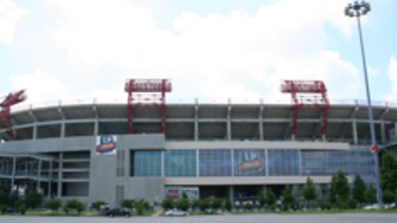 Titans Fans Pay Tribute to McNair at LP Field