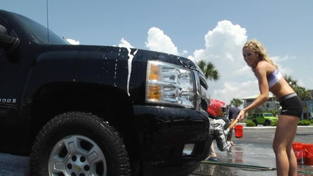 Titans Cheerleaders Participate in Car Wash