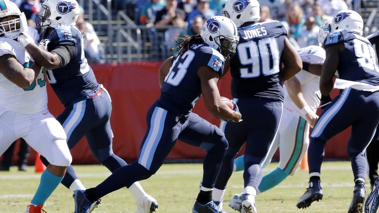 Can't-Miss Play: Treylon Burks shows off INSANE tightrope skills on 30-yard  catch and run