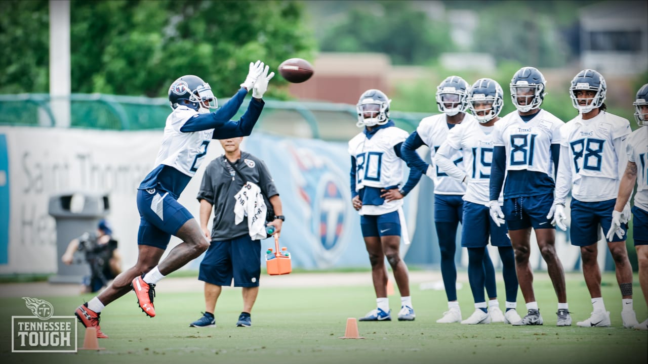 See it: Tennessee Titans' Bud Dupree in the two-tone blue