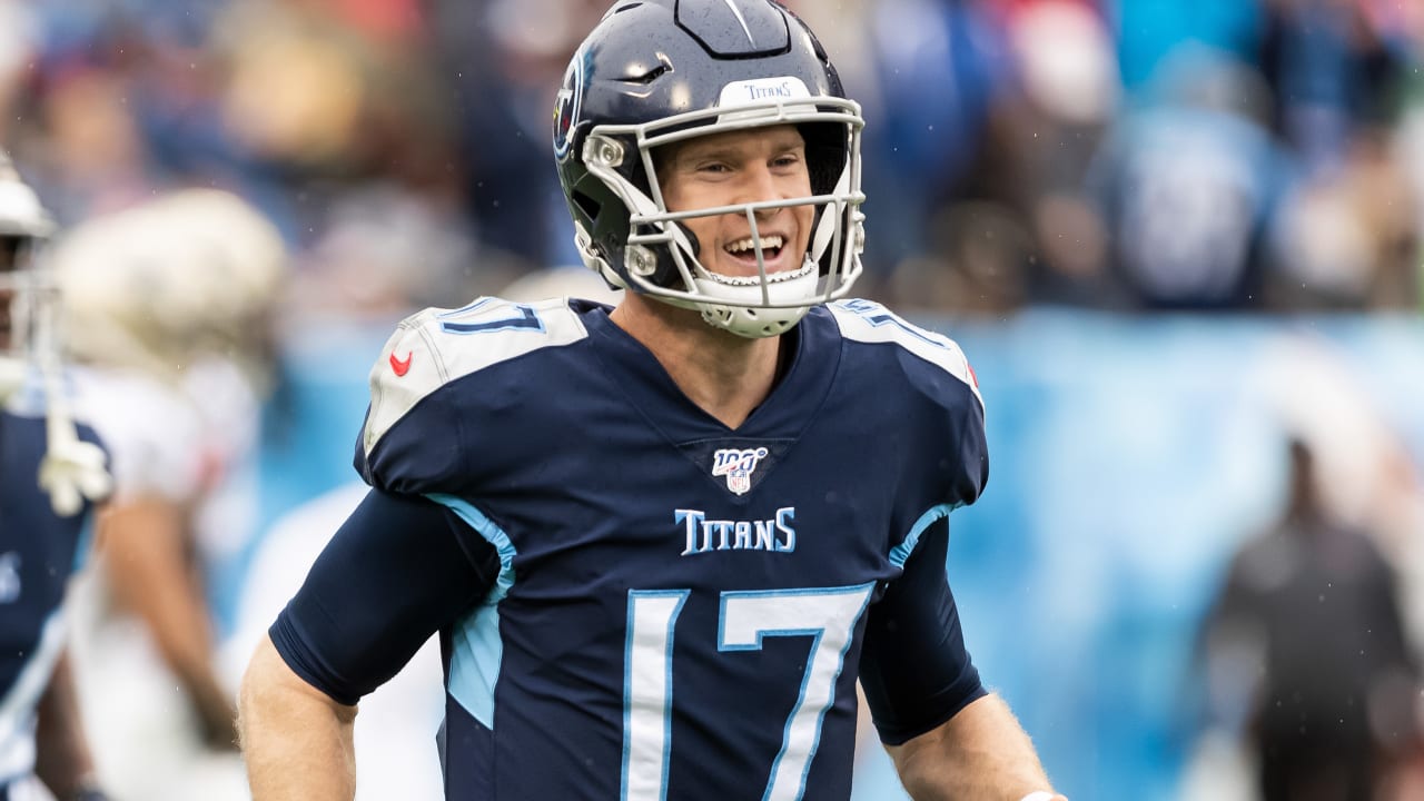 Tennessee Titans quarterback Ryan Tannehill (17) warms up with