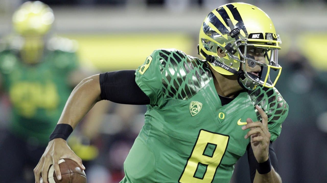 Marcus Mariota Showing Off Oregon's Pink Unis in Pregame