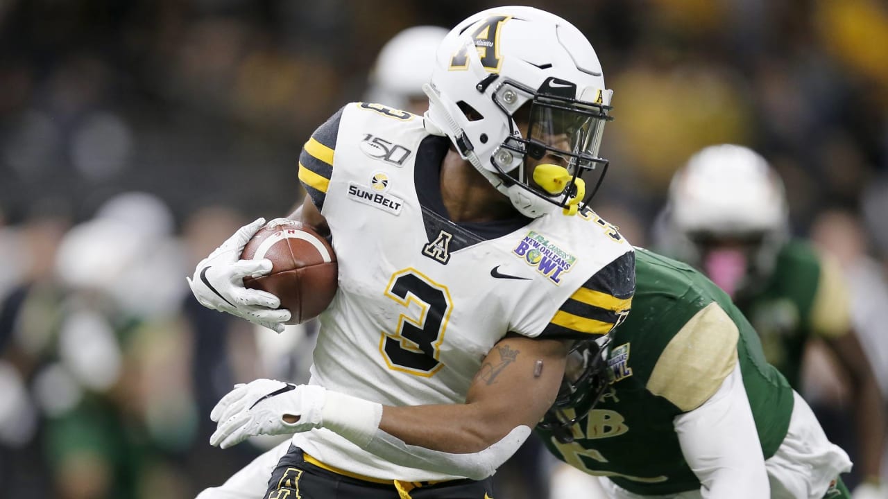 Appalachian State running back Darrynton Evans (3) evades  Louisiana-Lafayette defensive back Pe …