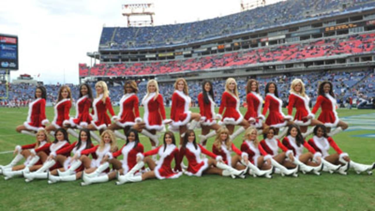 Titans Cheerleaders Celebrate Christmas