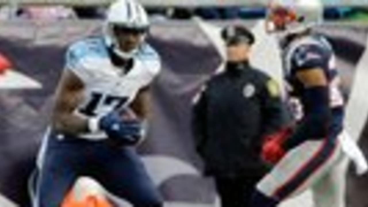 Tennessee Titans running back Dexter McCluster (22) tries to break