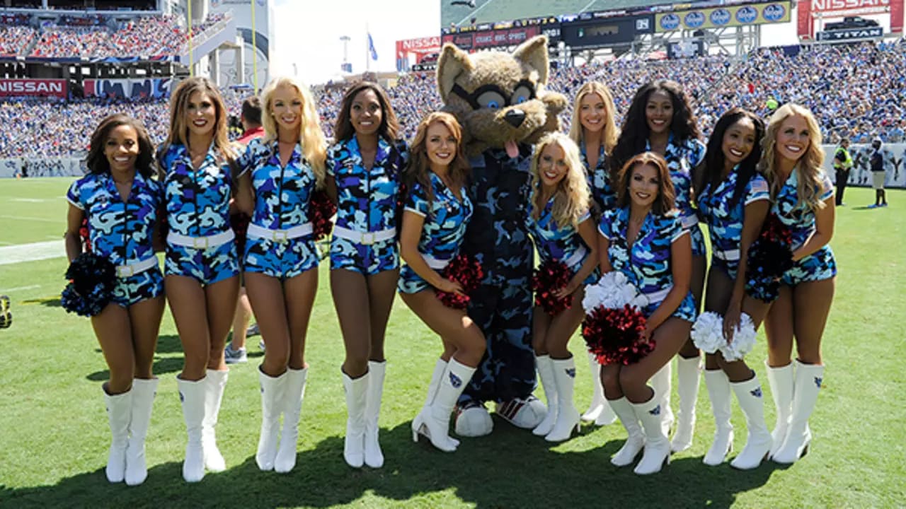 Titans cheerleaders invade the Gulf Coast for beach time, photo