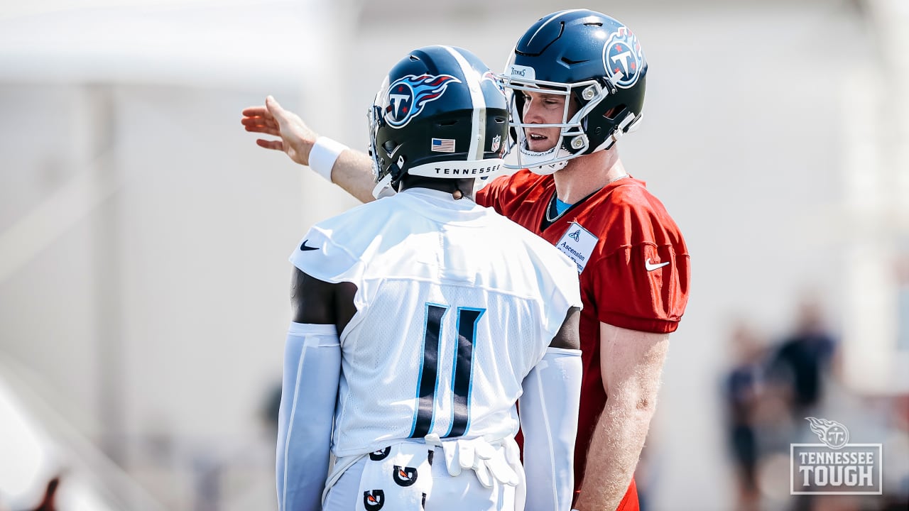 Tennessee Titans quarterback Ryan Tannehill (17) and wide receiver