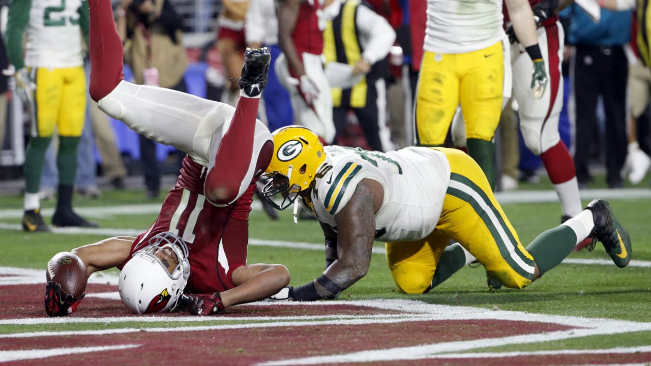 Green Bay Packers wide receiver Sterling Sharpe (84) heads for the