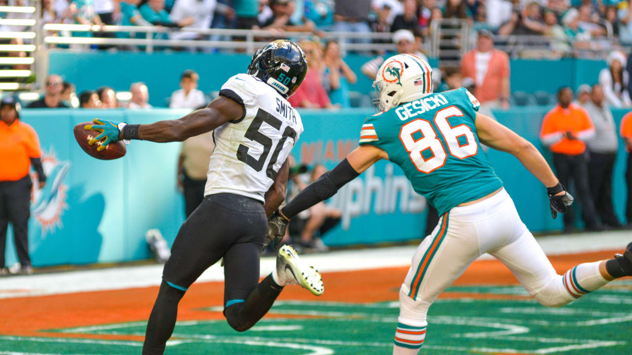 Miami Gardens, Florida, USA. 9th Dec, 2018. Miami Dolphins quarterback Ryan  Tannehill (17) in action during an NFL football game between the New  England Patriots and the Miami Dolphins at the Hard