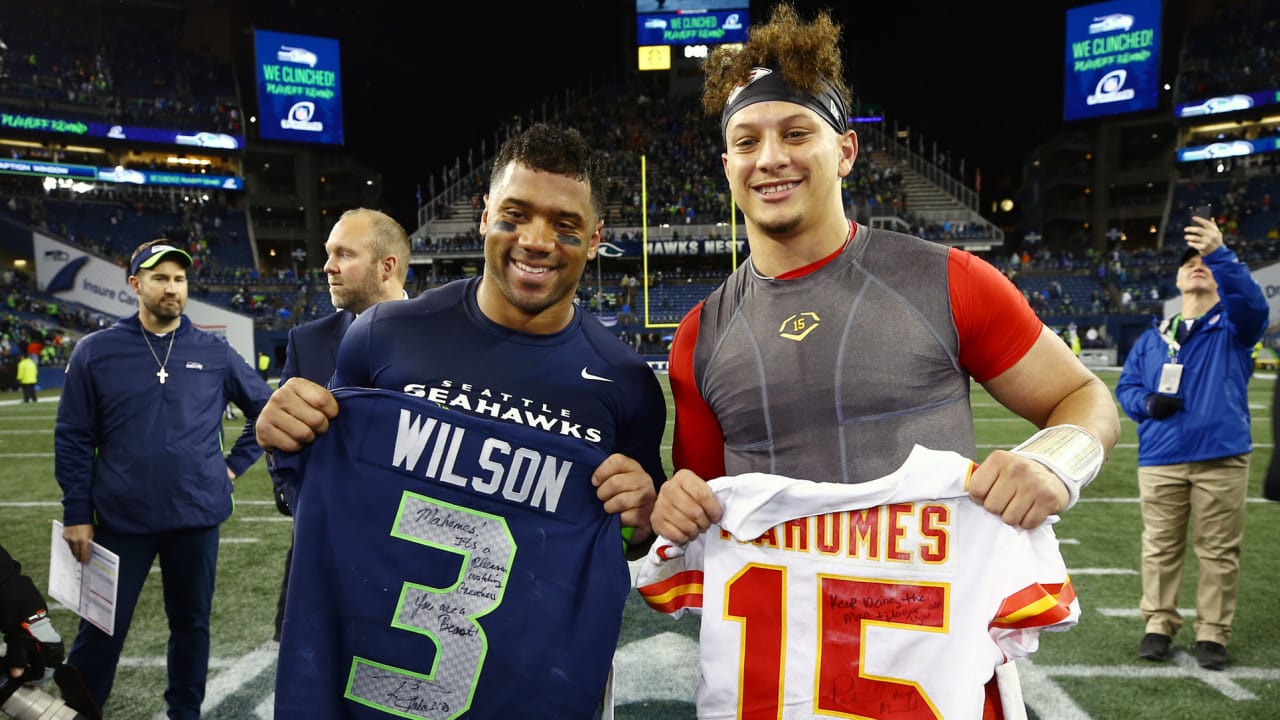 Patrick Mahomes, Russell Wilson Exchange Jerseys After the Game