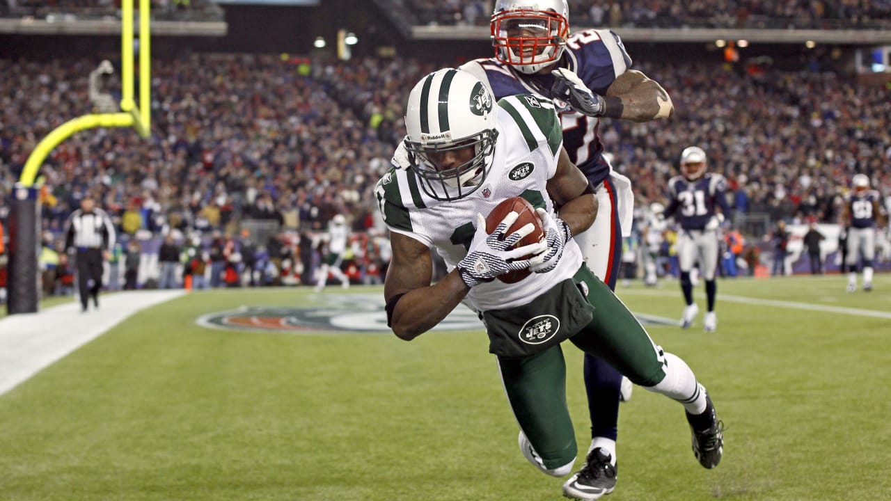 New York Jets Al Toon, dark jersey, is tackled by New England Patriots Fred  Marion, left, and Ernest Gibson during first quarter action at Sullivan  Stadium, Foxboro, Mass., Oct. 12, 1986. (AP