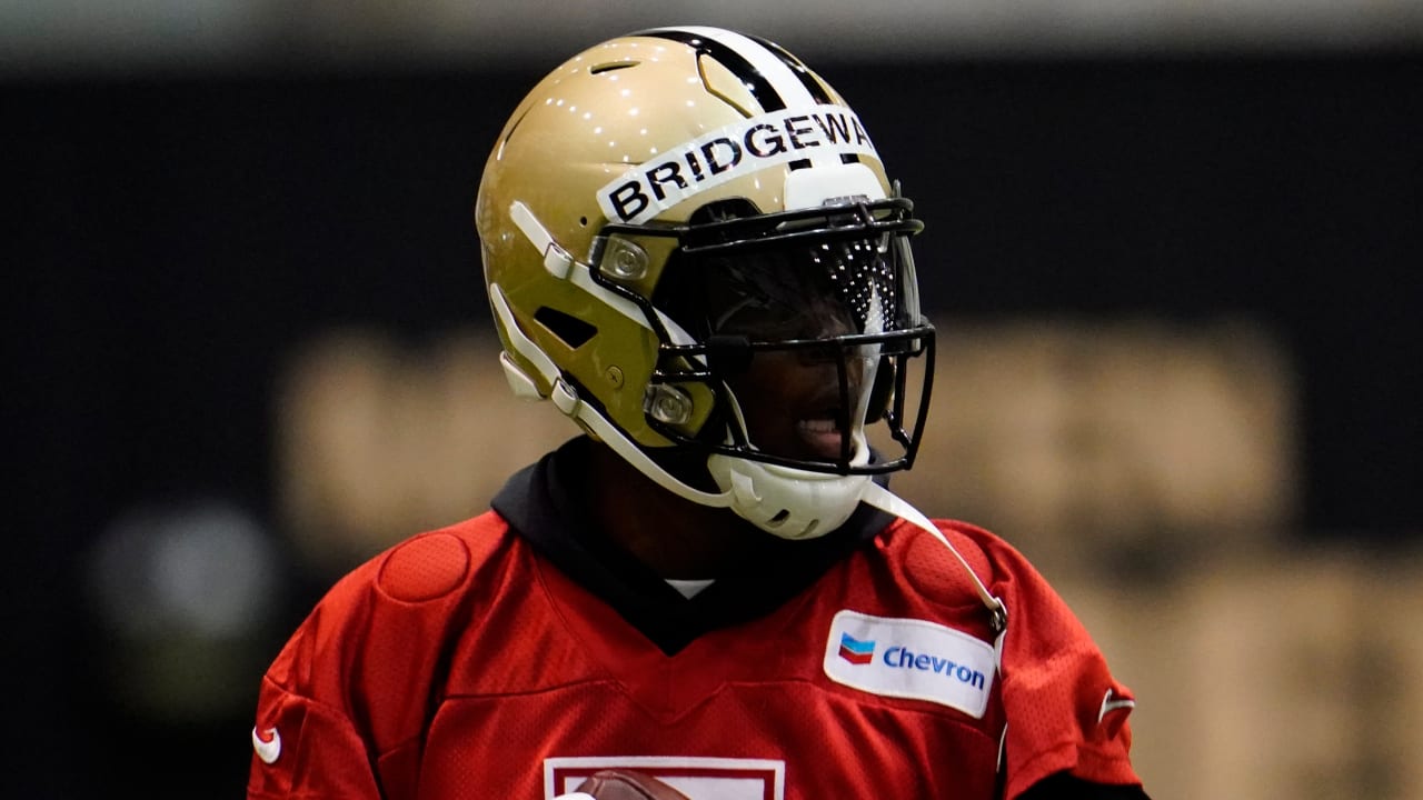 Alvin Kamara & Teddy Bridgewater trade jerseys at minicamp, Saints