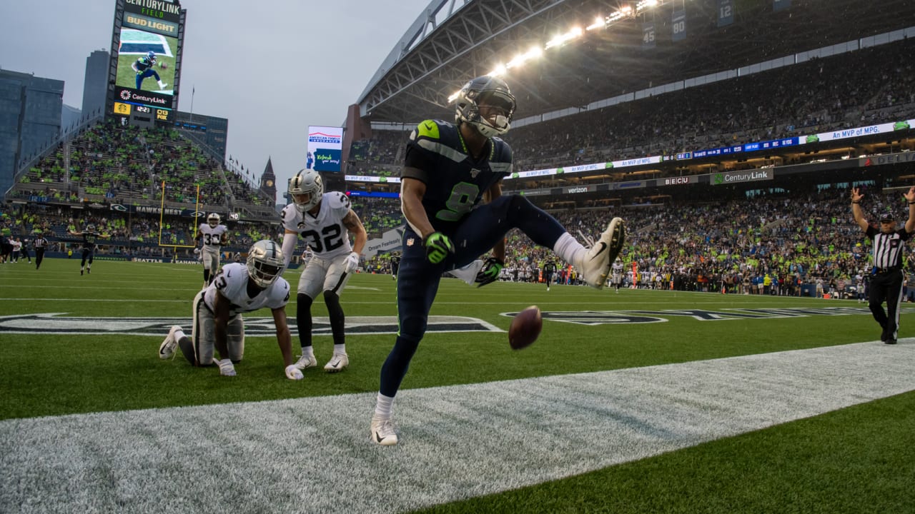 Geno drops a dime to Lockett 