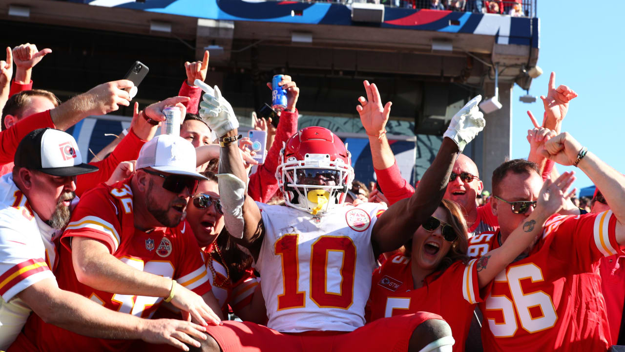 Tyreek Hill Climbs into Stands after Scoring Touchdown