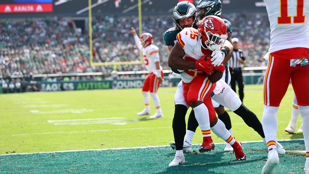 WATCH: Patrick Mahomes finds Clyde Edwards-Helaire for underhand