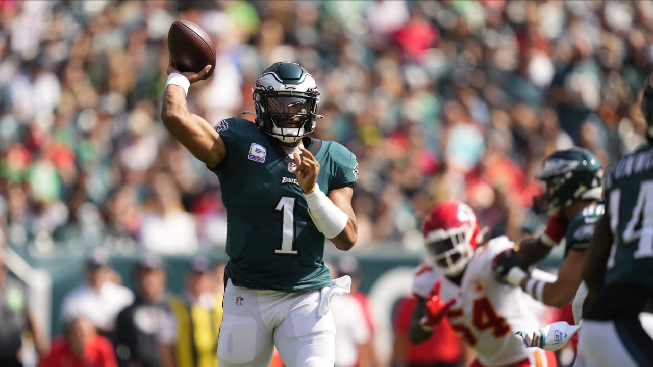 November 21, 2021: Philadelphia Eagles wide receiver DeVonta Smith (6) in  action during the NFL game between the New Orleans Saints and the  Philadelphia Eagles at Lincoln Financial Field in Philadelphia,  Pennsylvania.