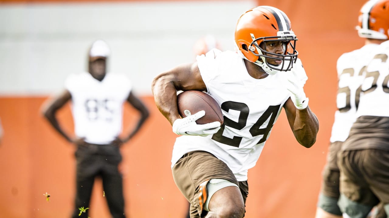 Browns place Chris Hubbard, MJ Stewart and Andy Janovich on