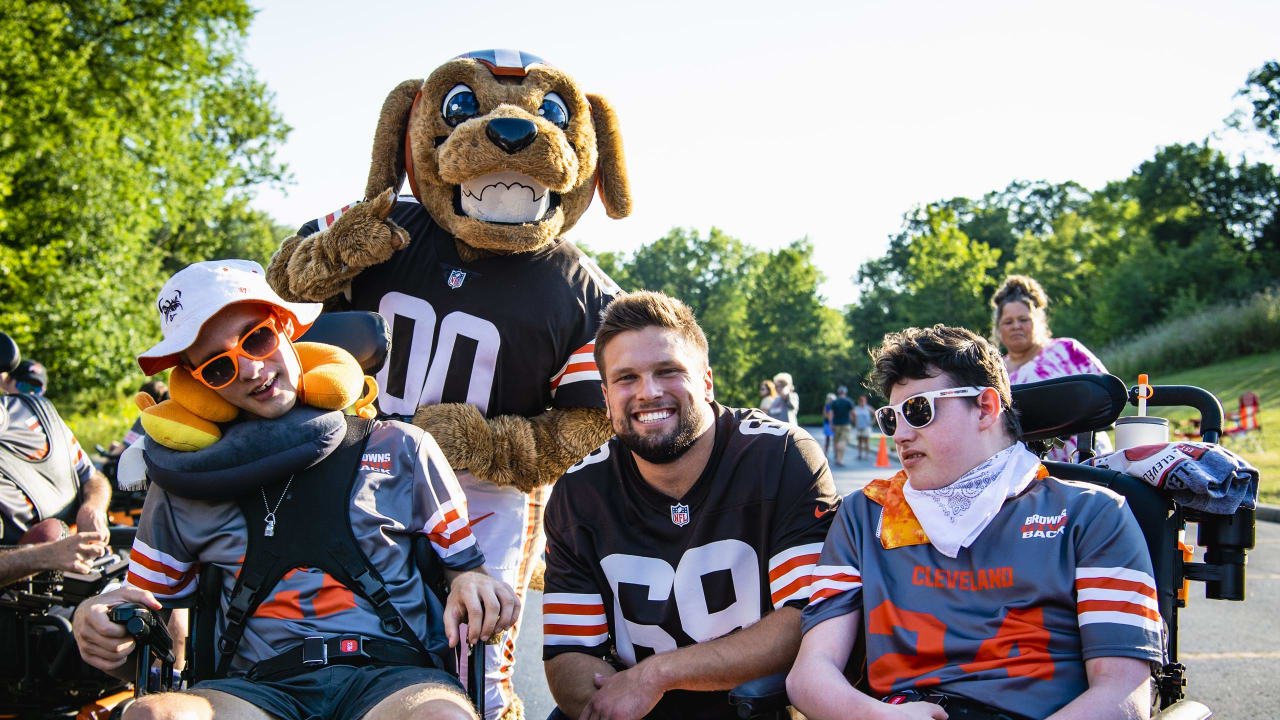 Adapted Football League players learn from the pros, Strongsville