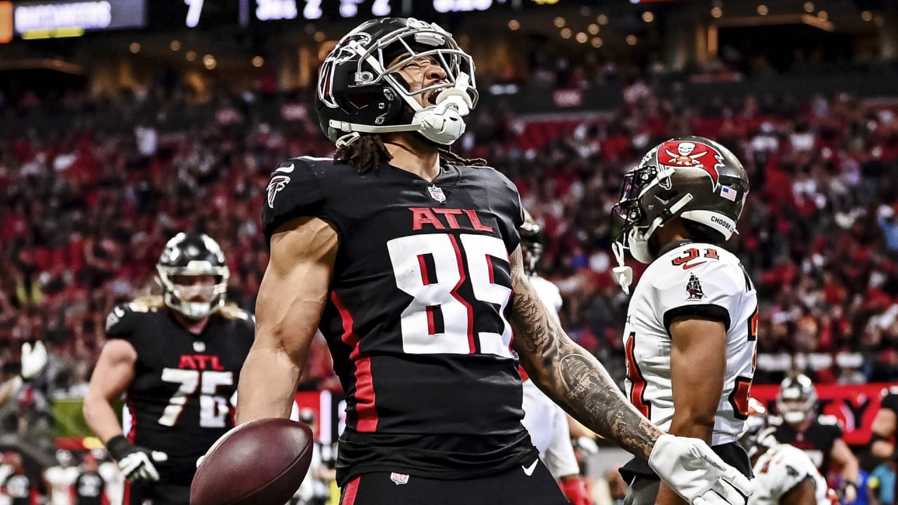 Atlanta Falcons offensive tackle Leroy Watson (72) works during