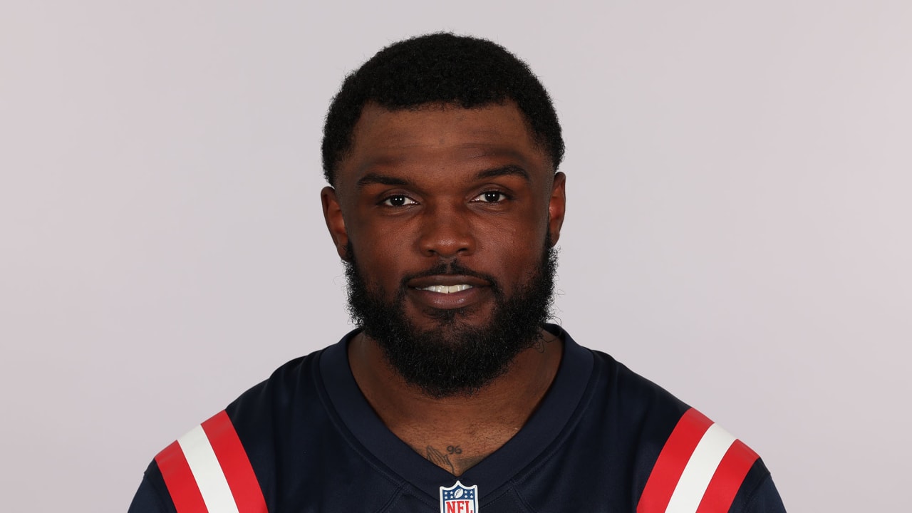 New England Patriots linebacker Ja'Whaun Bentley (8) makes a catch