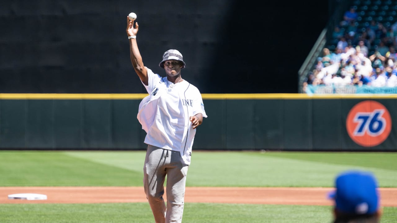 Geno Smith throws ceremonial first pitch in Seattle