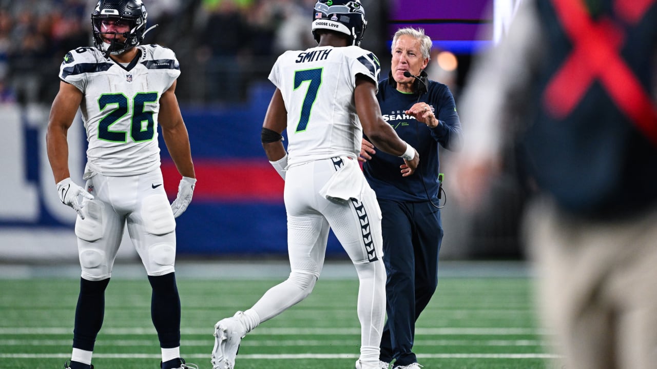 Seahawks Quarterback Geno Smith Suffers Knee Injury, Jamal Adams Sustains  Concussion - BVM Sports