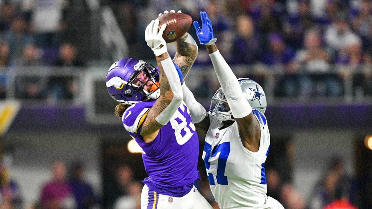 Minnesota Vikings tight end Tyler Conklin makes a catch over