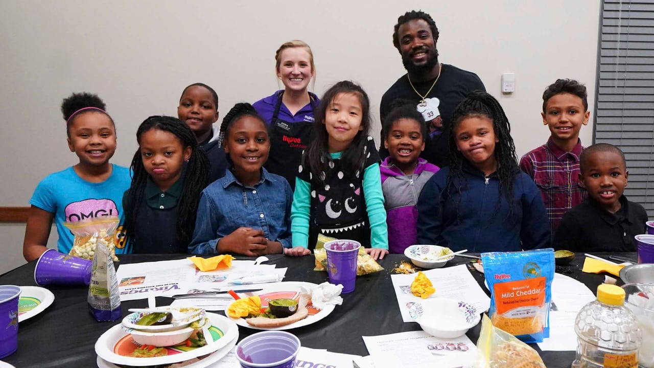 Dalvin Cook Hosts Cooking Class with Kids from Boys & Girls Clubs