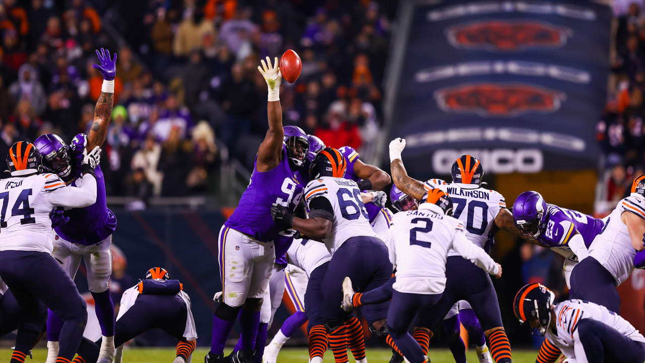 Cousins throws for 2 touchdowns as Vikings beat Bears 17-9