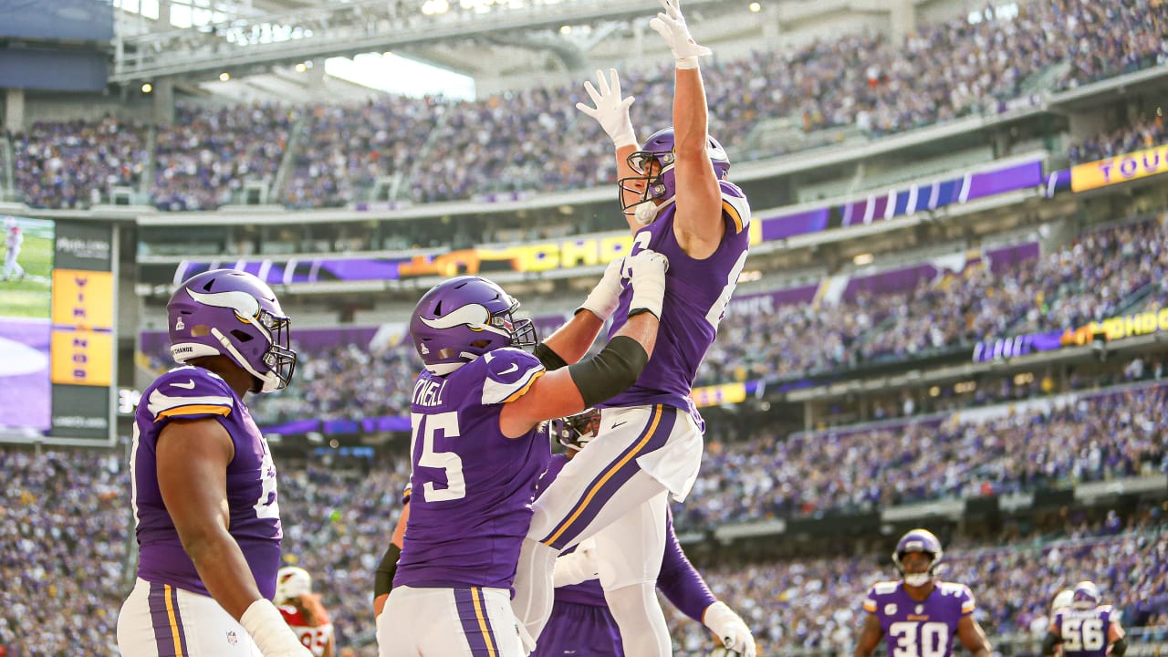 NFL great Jared Allen enters US Bank Stadium on horseback before entering  Vikings' Ring of Honor