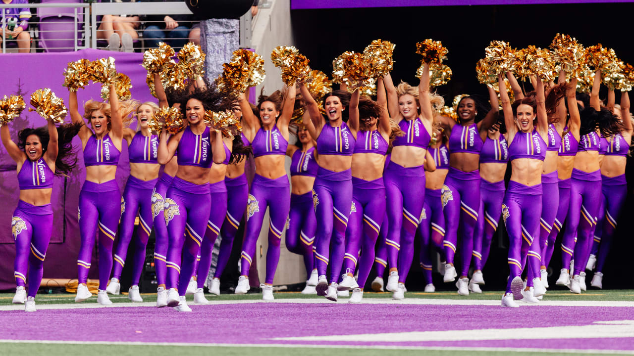 Vikings mascot dance off with cheerleaders