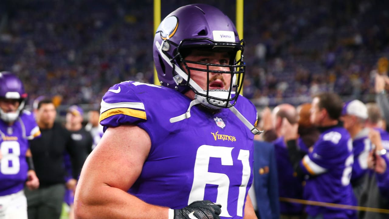 Vikings Sign OL Brett Jones