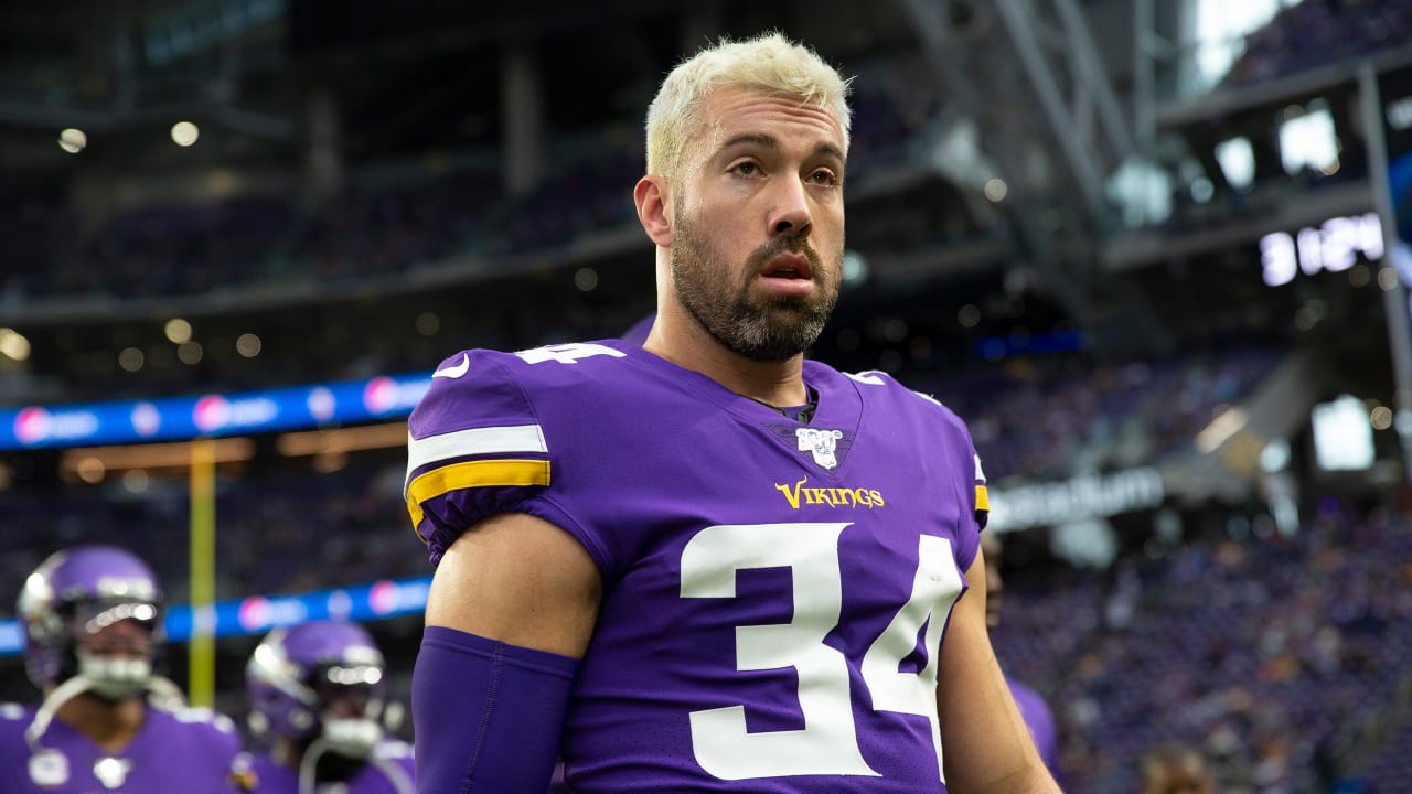 Photo] Minnesota Vikings: Andrew Sendejo is into Pokemon Go