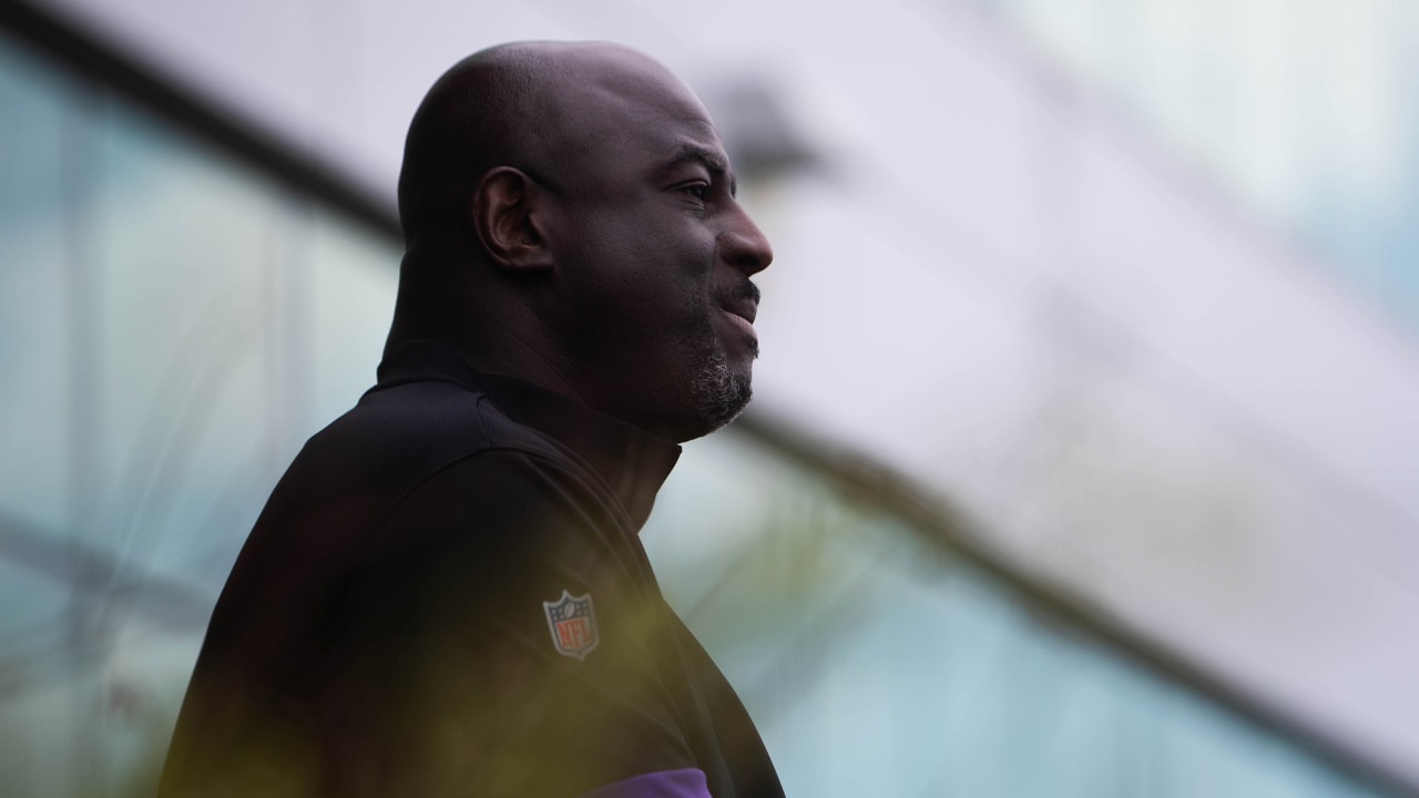 Minnesota Vikings coach Chris Rumph, right, instructs defensive lineman Harrison  Phillips at an NFL football practice Saturday, July 29, 2023, in Eagan,  Minn. (AP Photo/Bruce Kluckhohn Stock Photo - Alamy