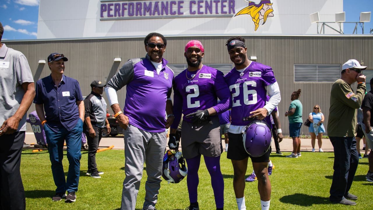 Vikings Legends Reconnect During Visit to OTA Practice