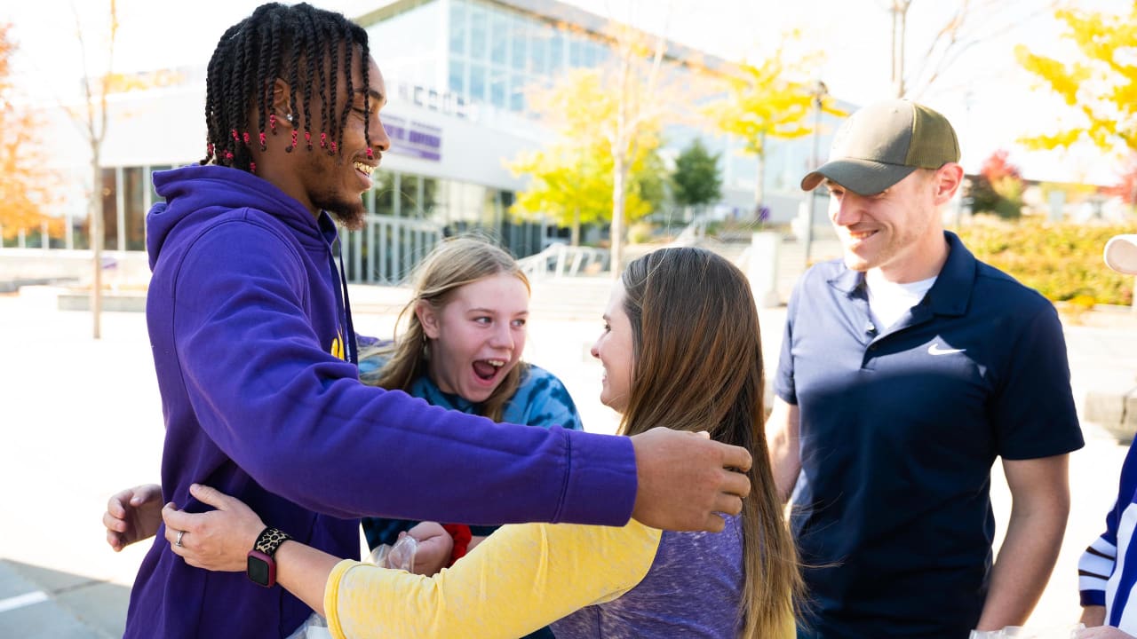 Minnesota Vikings mascot, cheerleaders celebrate opening of playground, Jordan News