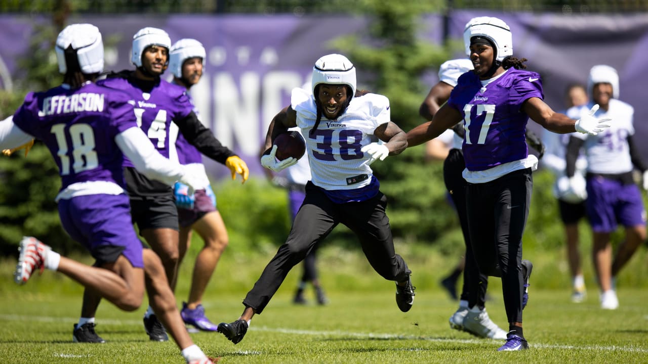 Anthony Barr and Mackensie Alexander, only defenders to miss 0 tackles in  coverage