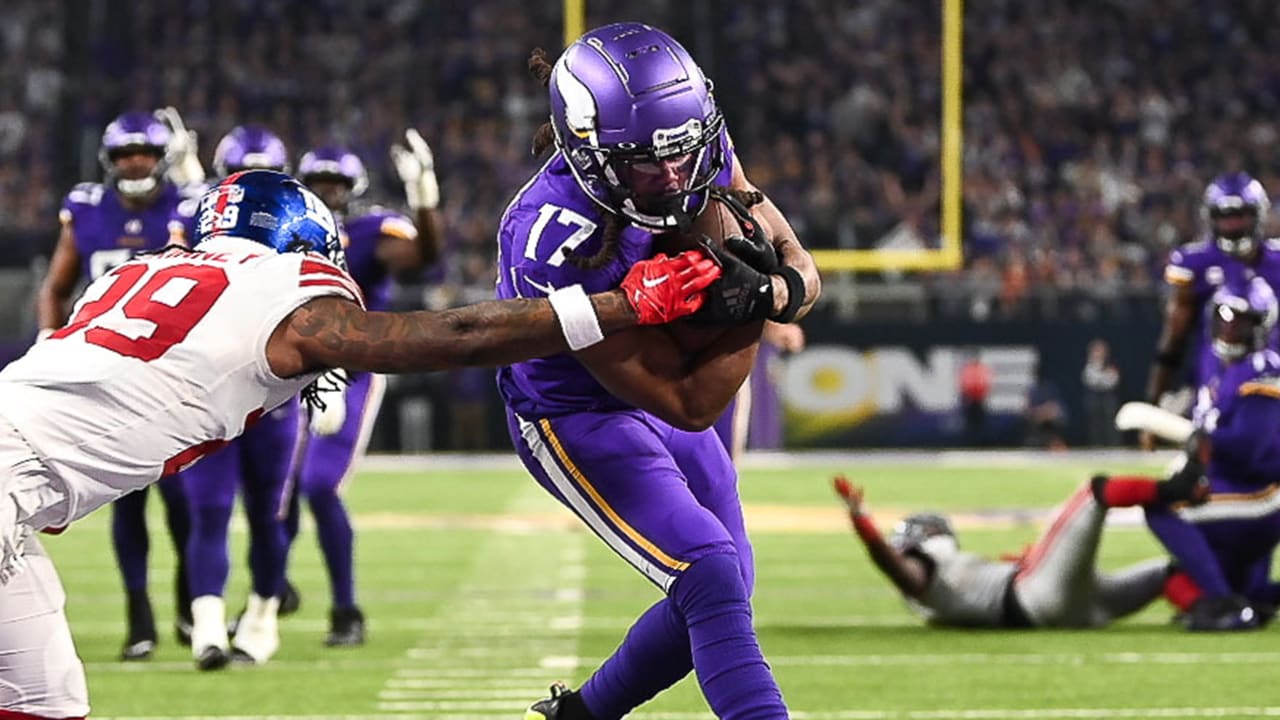 Minnesota Vikings wide receiver K.J. Osborn could not be more WIDE OPEN on  a clutch TD pass against the Philadelphia Eagles