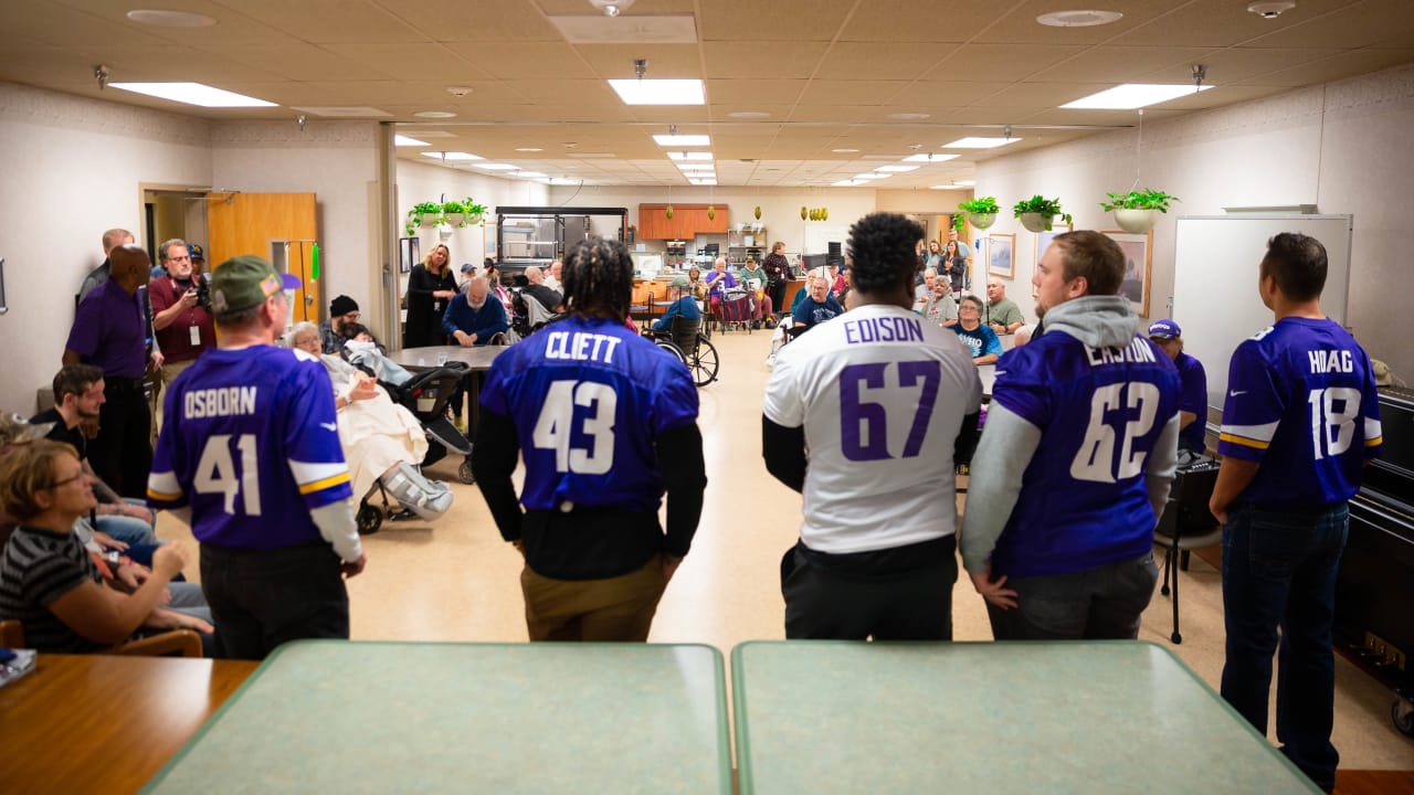 Vikings Make Veterans Day Visit