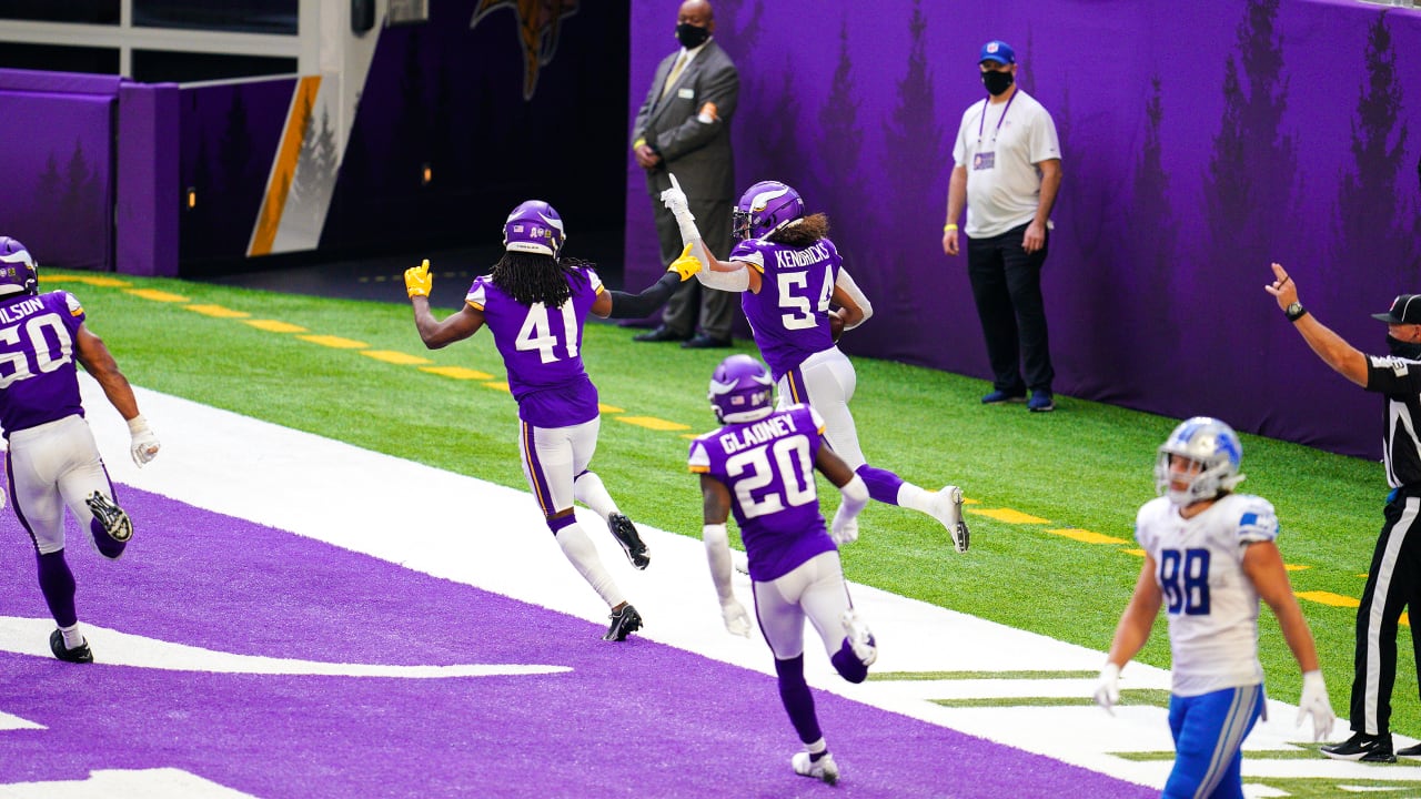 Mike Zimmer shouts out the Vikings offense in postgame speech