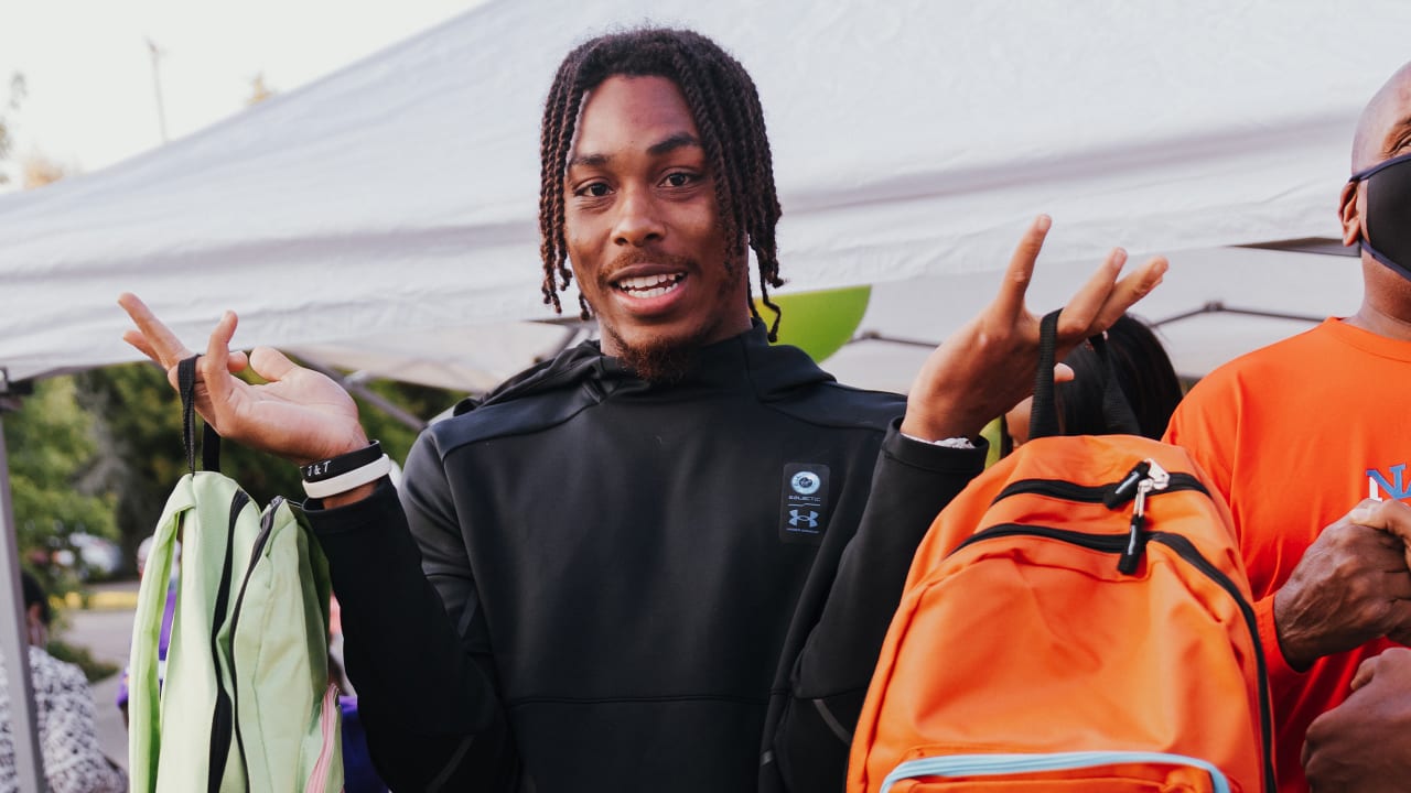 Justin Jefferson, Eric Kendricks & Danielle Hunter Hand Out Backpacks To  Students