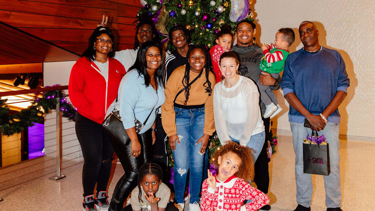 Vikings Team Up with SCHEELS & KFAN to Bless Others; Hams 'Adopt' Family & Peterson Shops with Youth - Vimarsana News