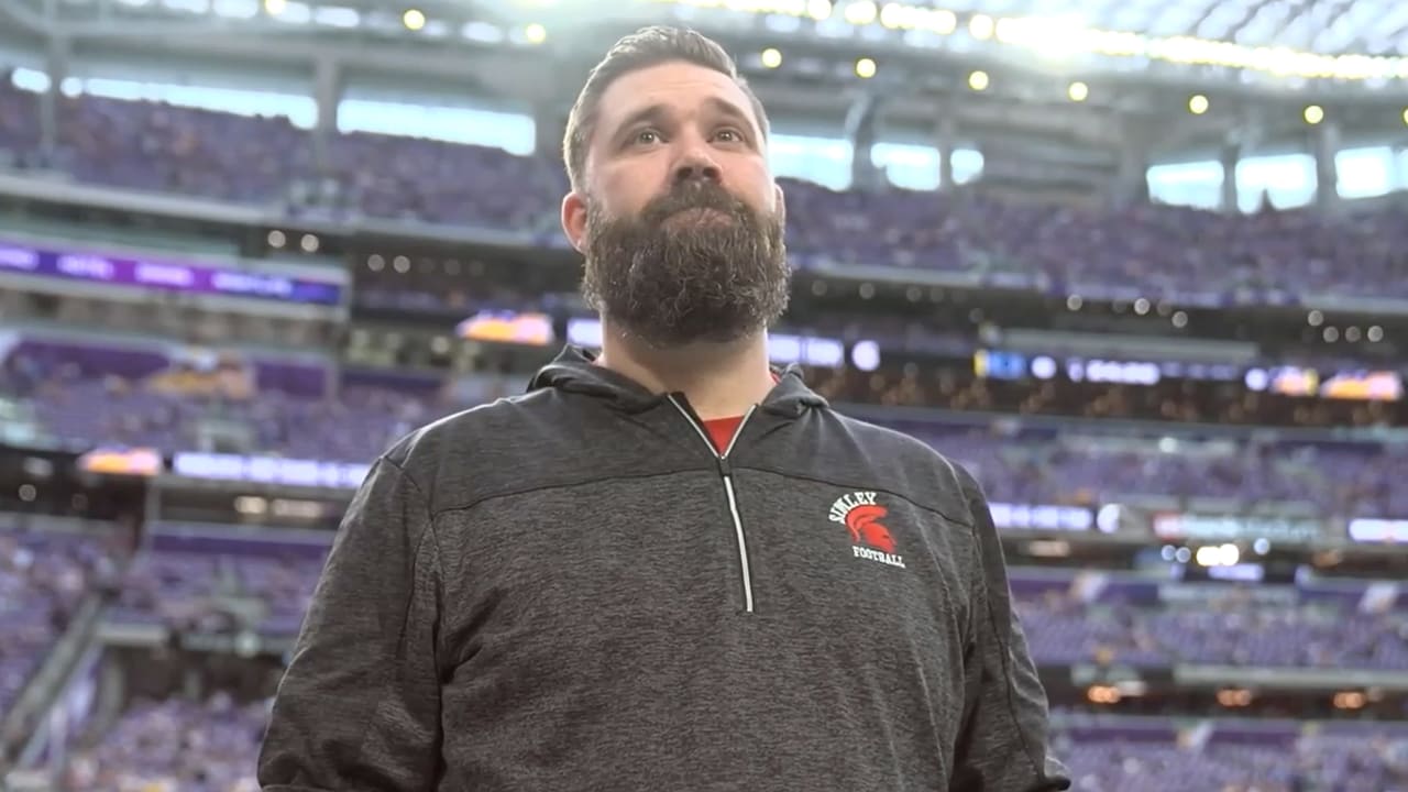 Brian O'Neill Sounds the Gjallarhorn & Leads Skol Chant Prior to Minnesota  Vikings Wild Card Game 