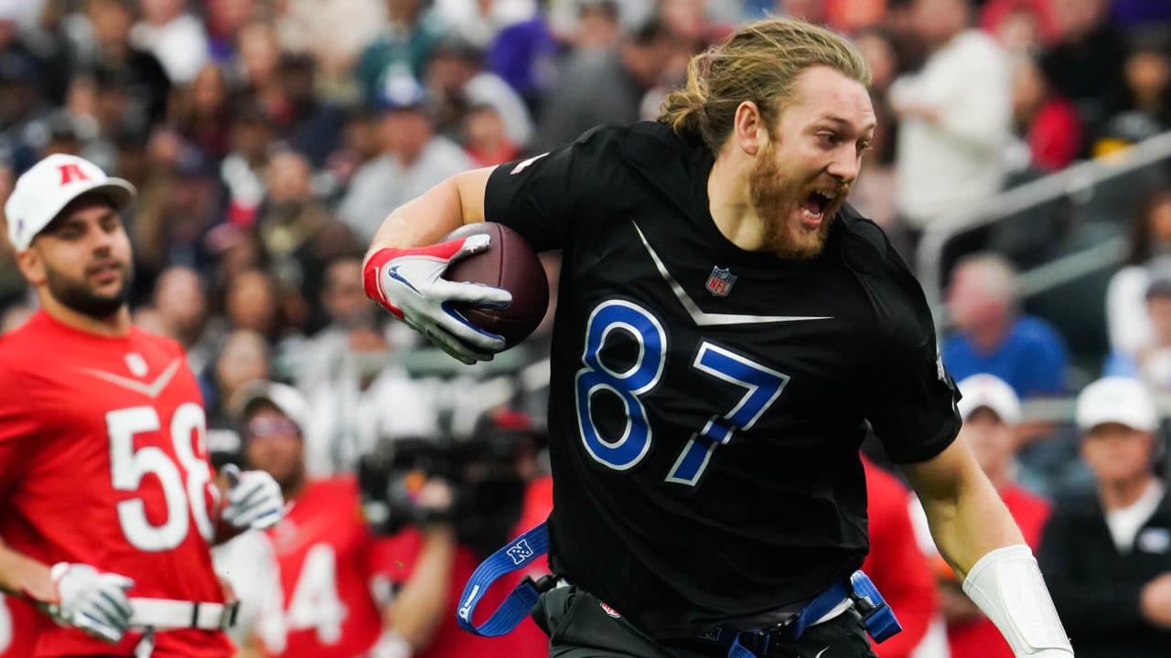 Minnesota Vikings tight end T.J. Hockenson (87) walks off the field after  an NFL football game against the Chicago Bears, Sunday, Jan. 8, 2023, in  Chicago. (AP Photo/Kamil Krzaczynski Stock Photo - Alamy