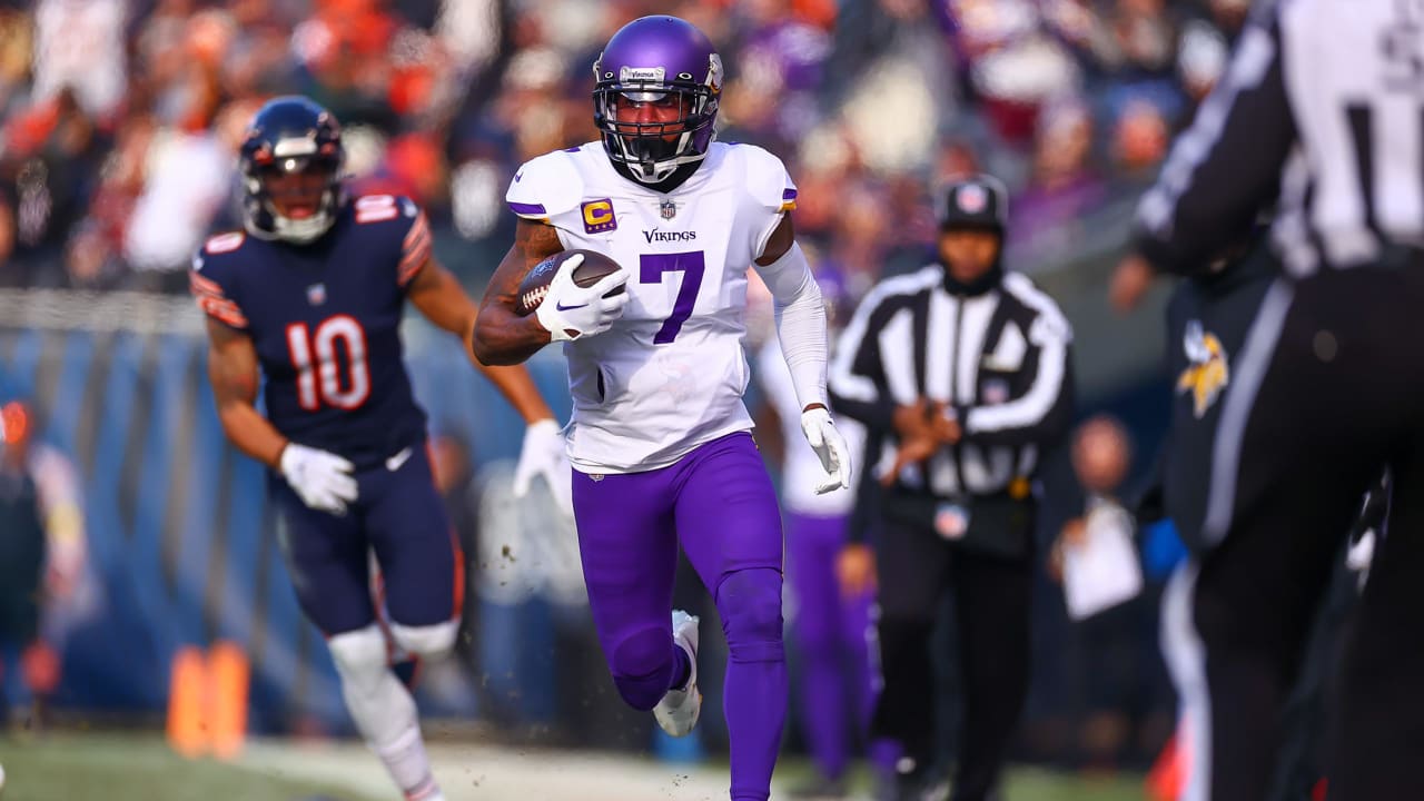 Minnesota Vikings defensive back Patrick Peterson (7) lines up for