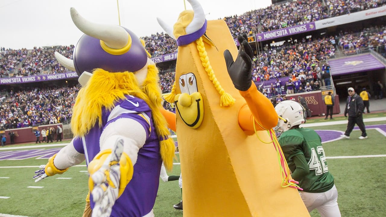 Mascots vs. Kids Halftime Game  2022 Minnesota Vikings 