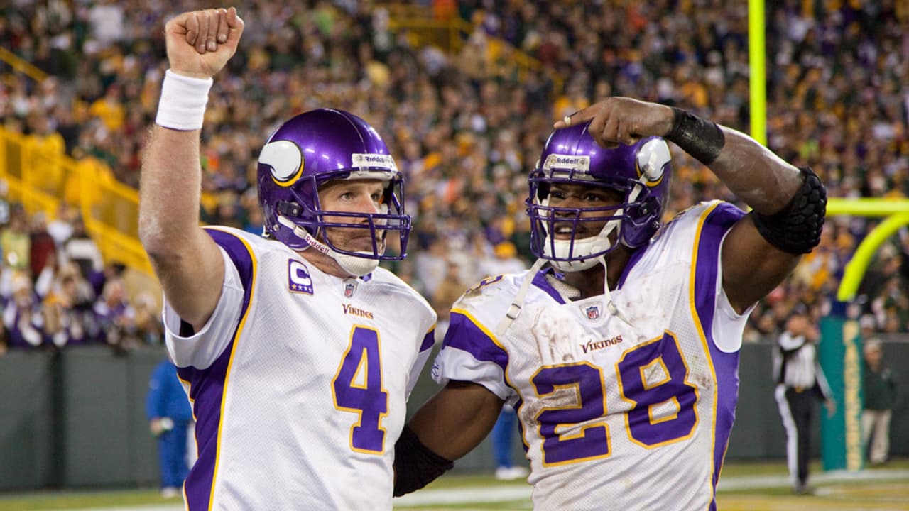 Brett Favre Invites Adrian Peterson to Hall of Fame Enshrinement