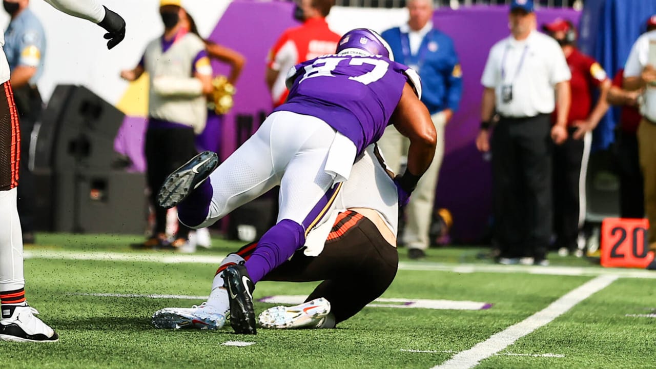 Griffen Buries Mayfield On Massive Fourth-Down Sack
